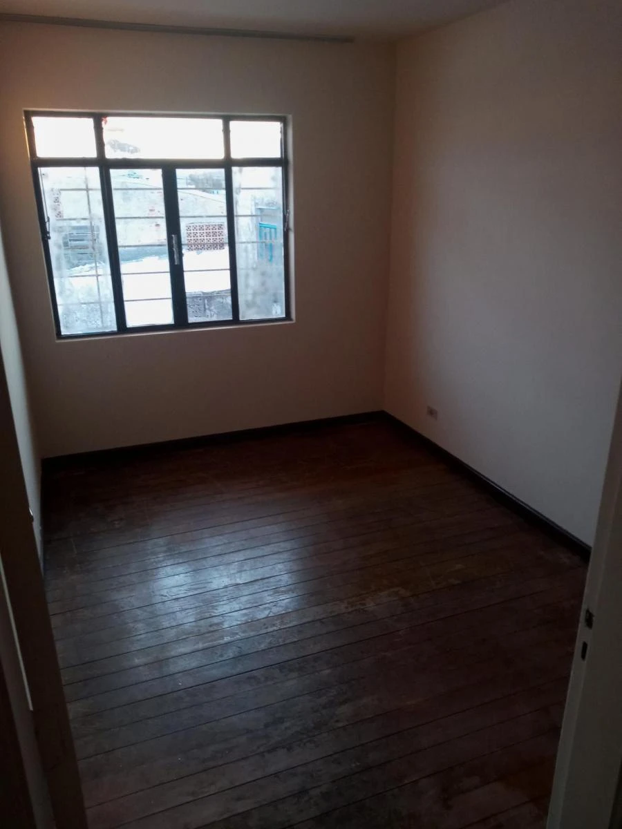 Walk-in closet in a 3-bedroom apartment, 140 m² — photo 11