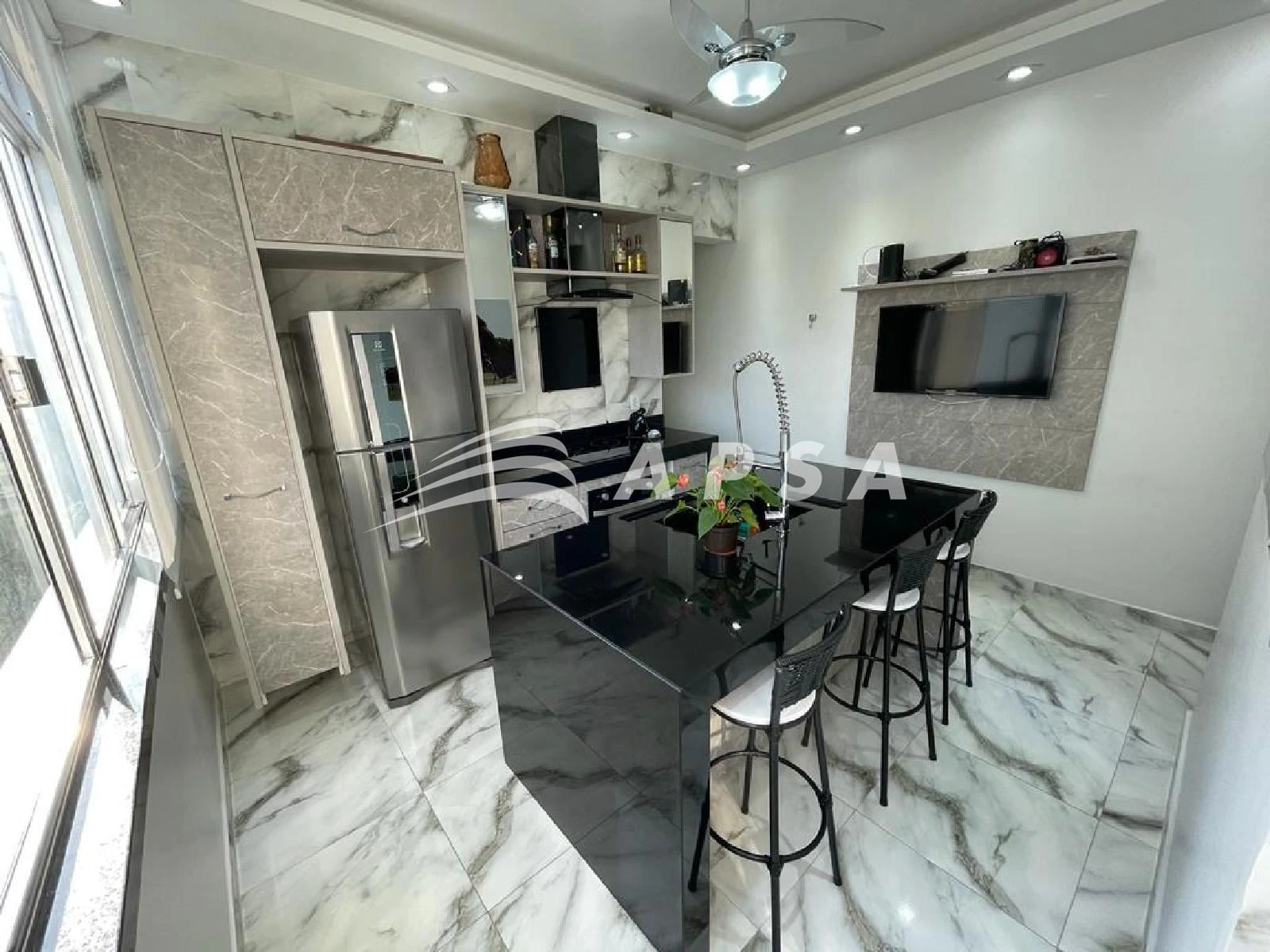 Furnished 1-bedroom apartment with enclosed balcony — photo 2