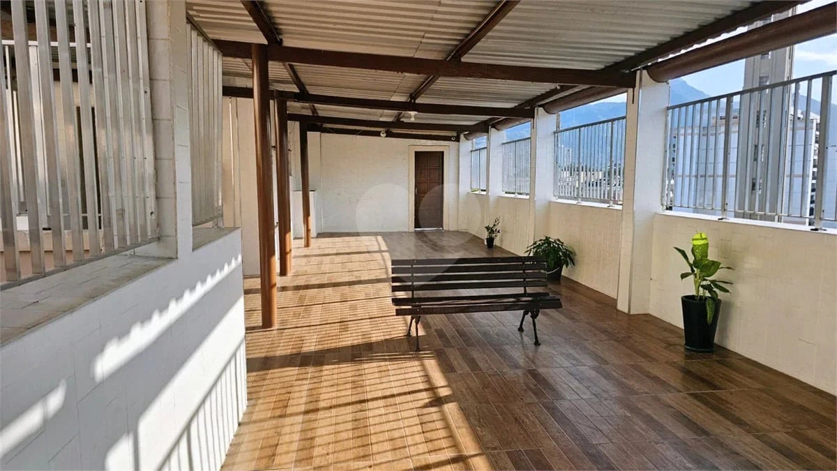 Wood or laminate floors in a 2-bedroom apartment, 58 m² — photo 14