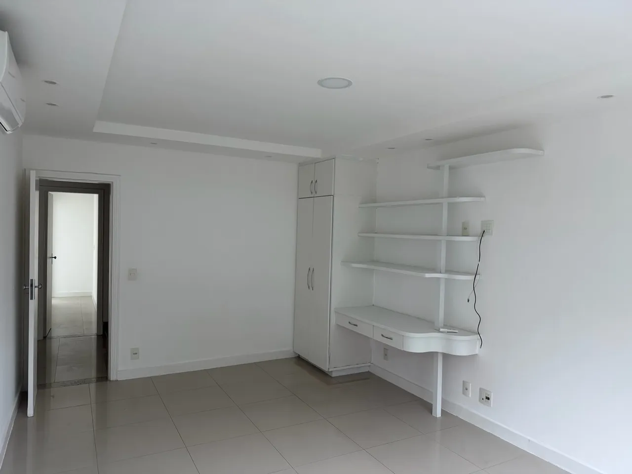 Casa, 320 m², com janelas do piso ao teto — photo 2