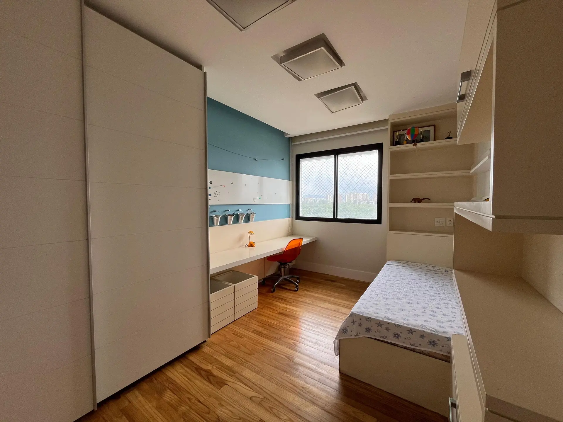 4-bedroom apartment with a water view — photo 5