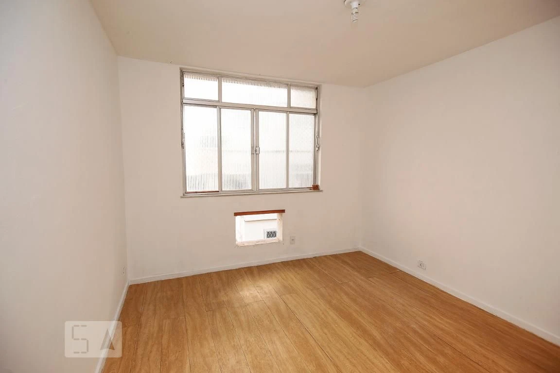 Wood or laminate floors in a 3-bedroom apartment, 88 m² — photo 2