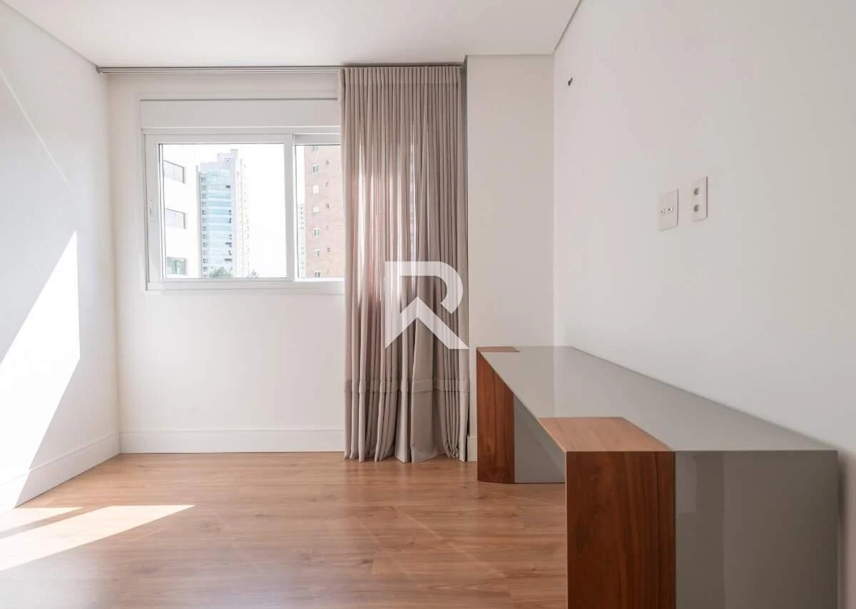 255 m² apartment with a bathtub and a walk-in closet — photo 22