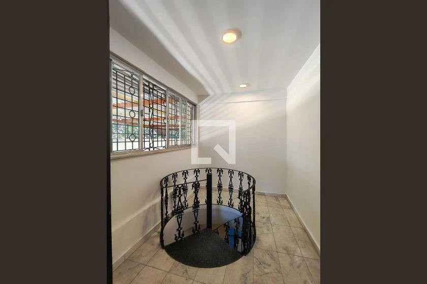 Rental house with 5 bedrooms and a balcony — photo 2