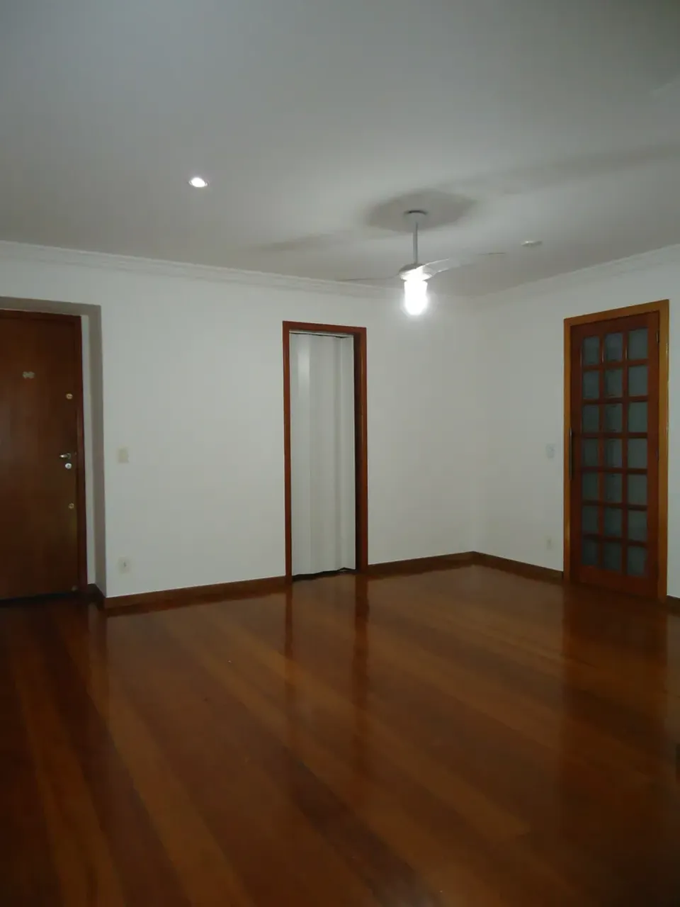 Wood or laminate floors in a 3-bedroom apartment, 107 m²