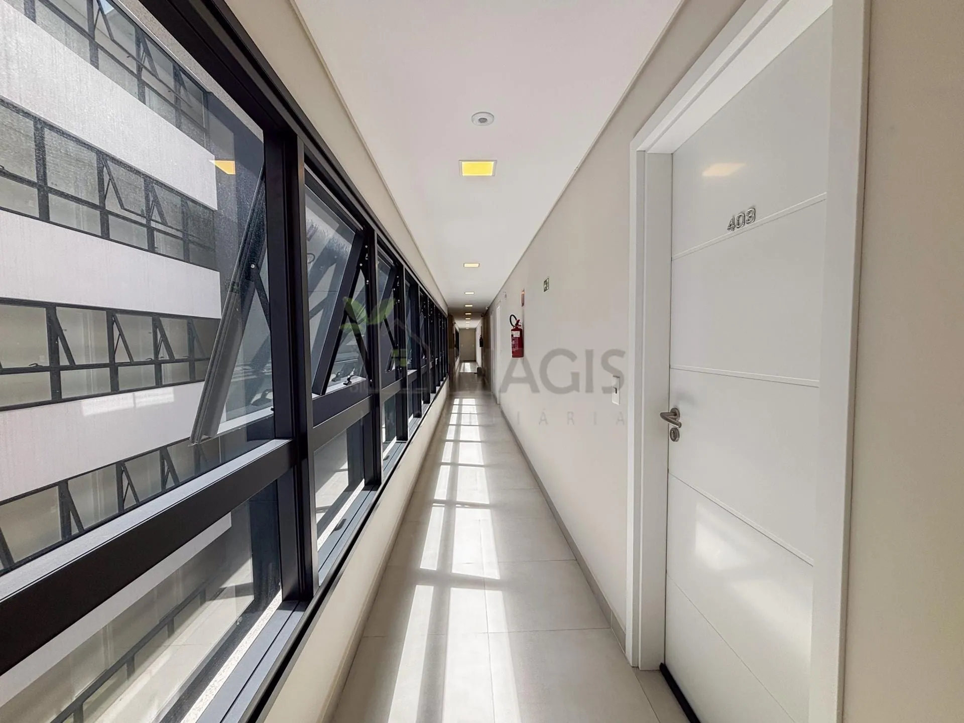 Balcony with a grill in a one-bedroom apartment, 30 m² — photo 17