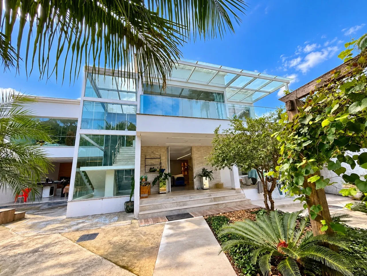 4 quartos e janelas do piso ao teto: casa de 428 m² — photo 3