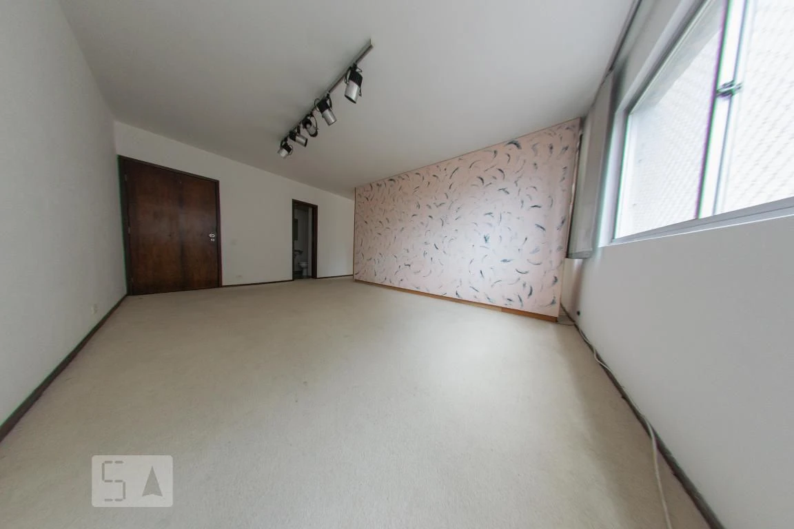 4-bedroom apartment with a walk-in closet