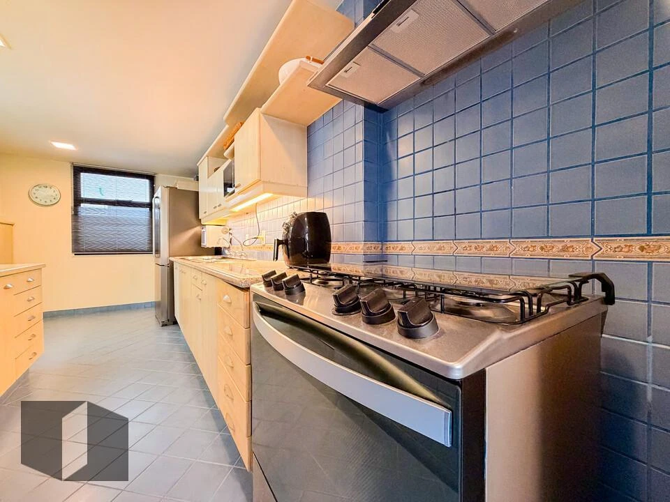 Furnished apartment, 186 m², with a grill on the balcony — photo 44