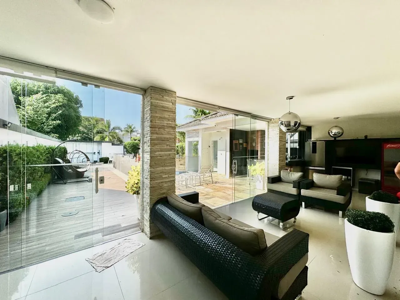Furnished house with 5 bedrooms and open-plan kitchen — photo 17