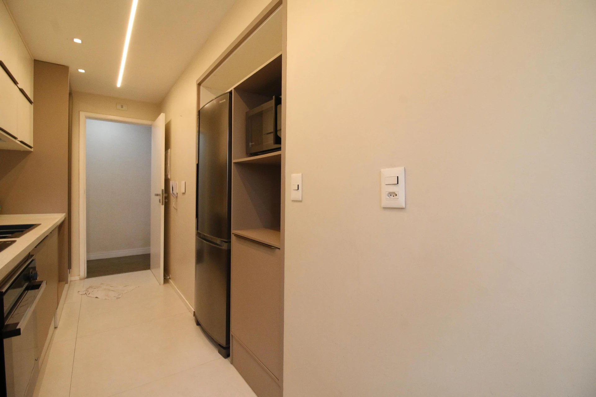 Walk-in closet in a 2-bedroom apartment, 90 m² — photo 36