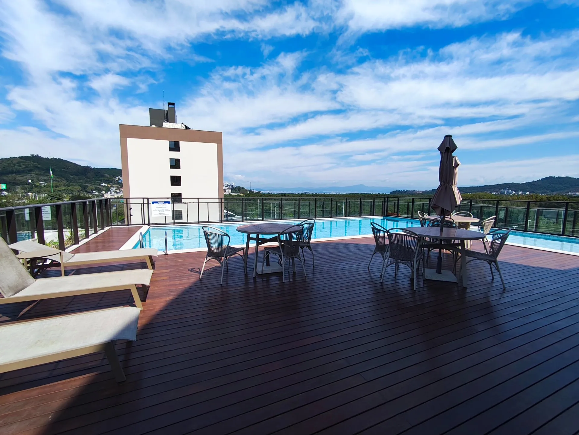 One-bedroom apartment in a building with a heated pool — photo 36