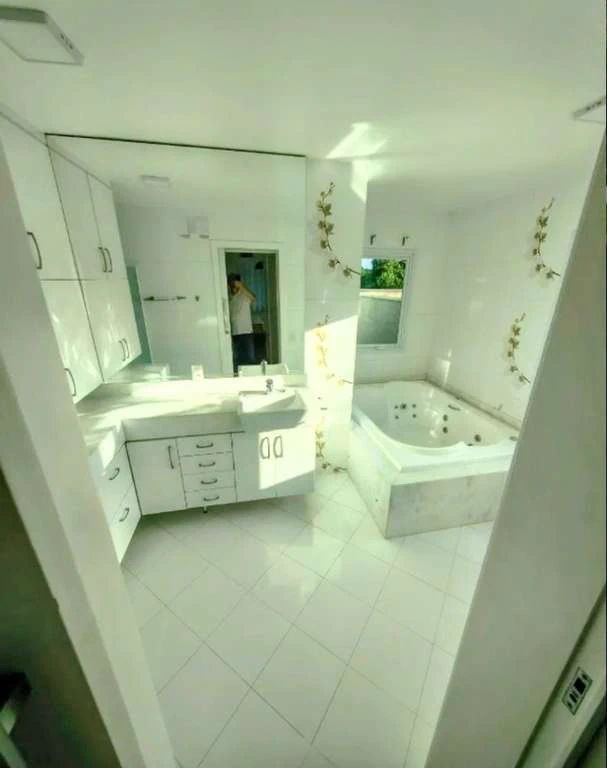 Будинок на 5 спалень і 5 ванних, 400 м² та 2 паркомісця — photo 4