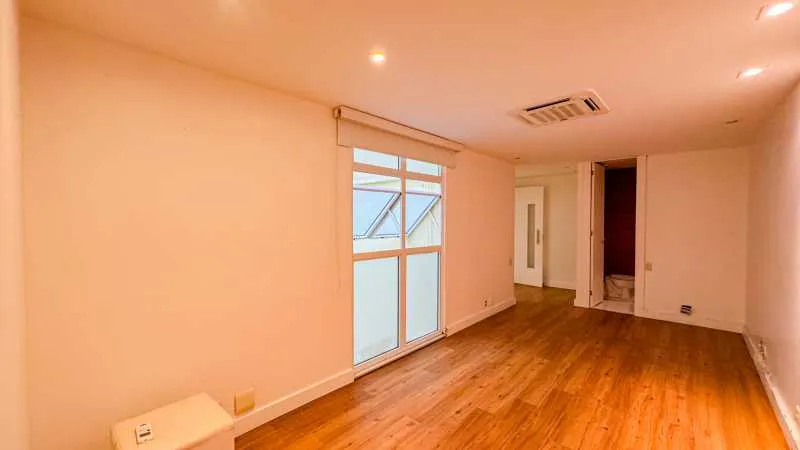 Floor-to-ceiling windows in a 4-bedroom apartment, 266 m² — photo 2