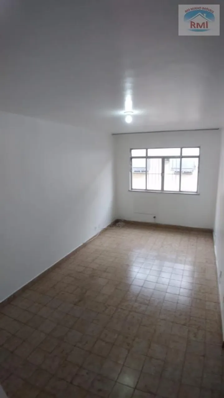 3-bedroom rental apartment with a glass-enclosed shower — photo 8