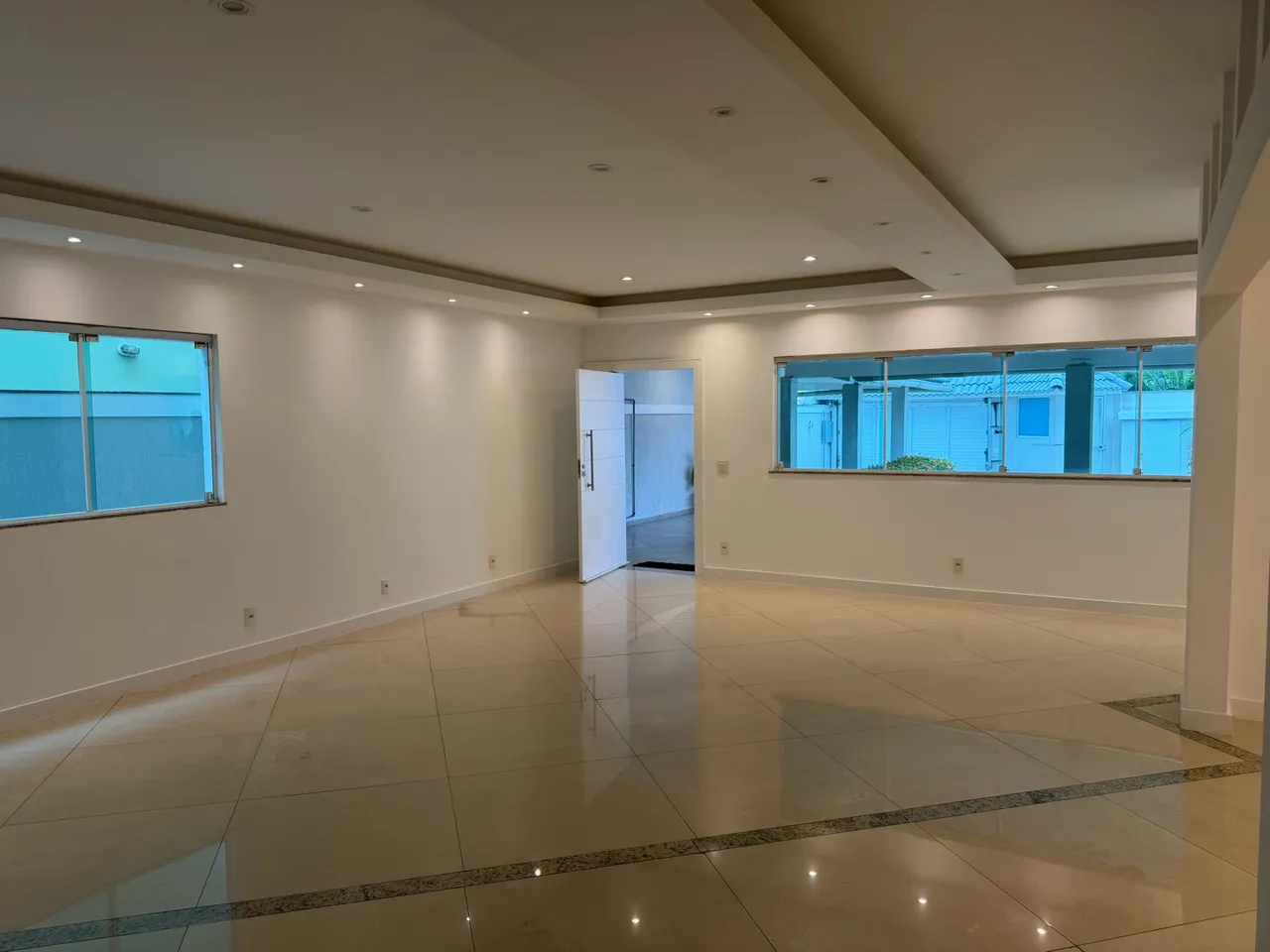 Casa, 320 m², com janelas do piso ao teto — photo 4