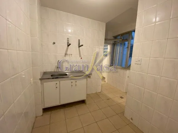 Wood or laminate floors in a 2-bedroom apartment, 63 m² — photo 2