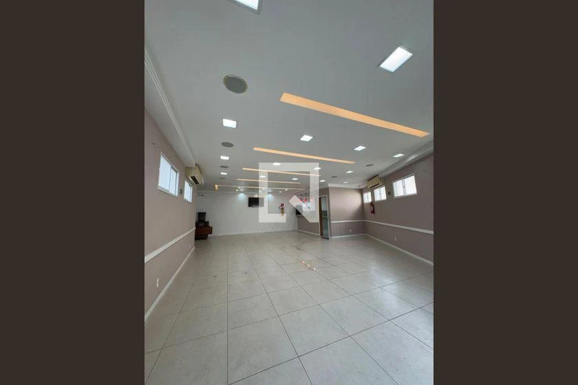 3-bedroom apartment in a building with a pool — photo 18