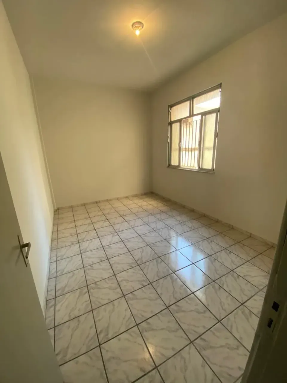 Unfurnished 2-bedroom apartment with glass shower — photo 3