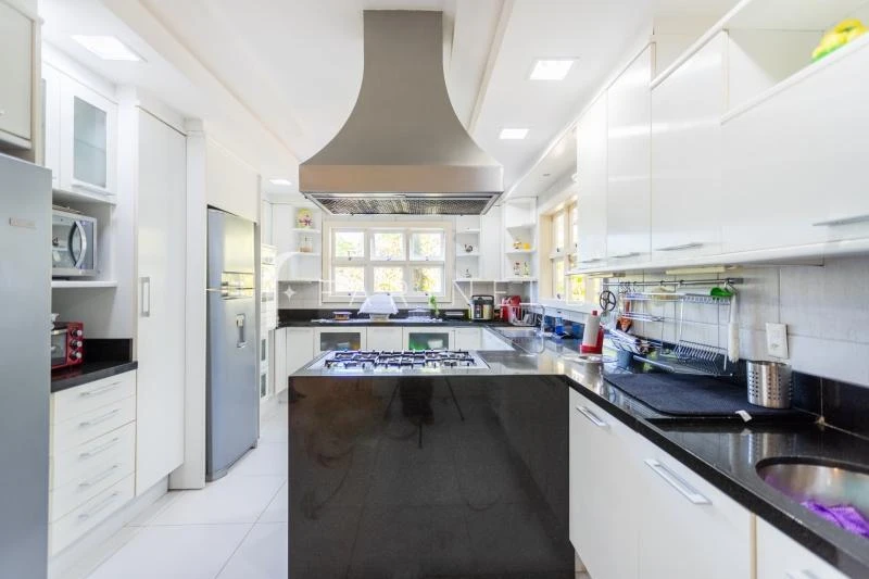 Furnished 1200 m² house with a balcony and 6 bedrooms — photo 2