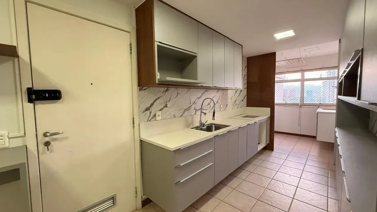 Apartment with 3 suites and a closed kitchen — photo 16