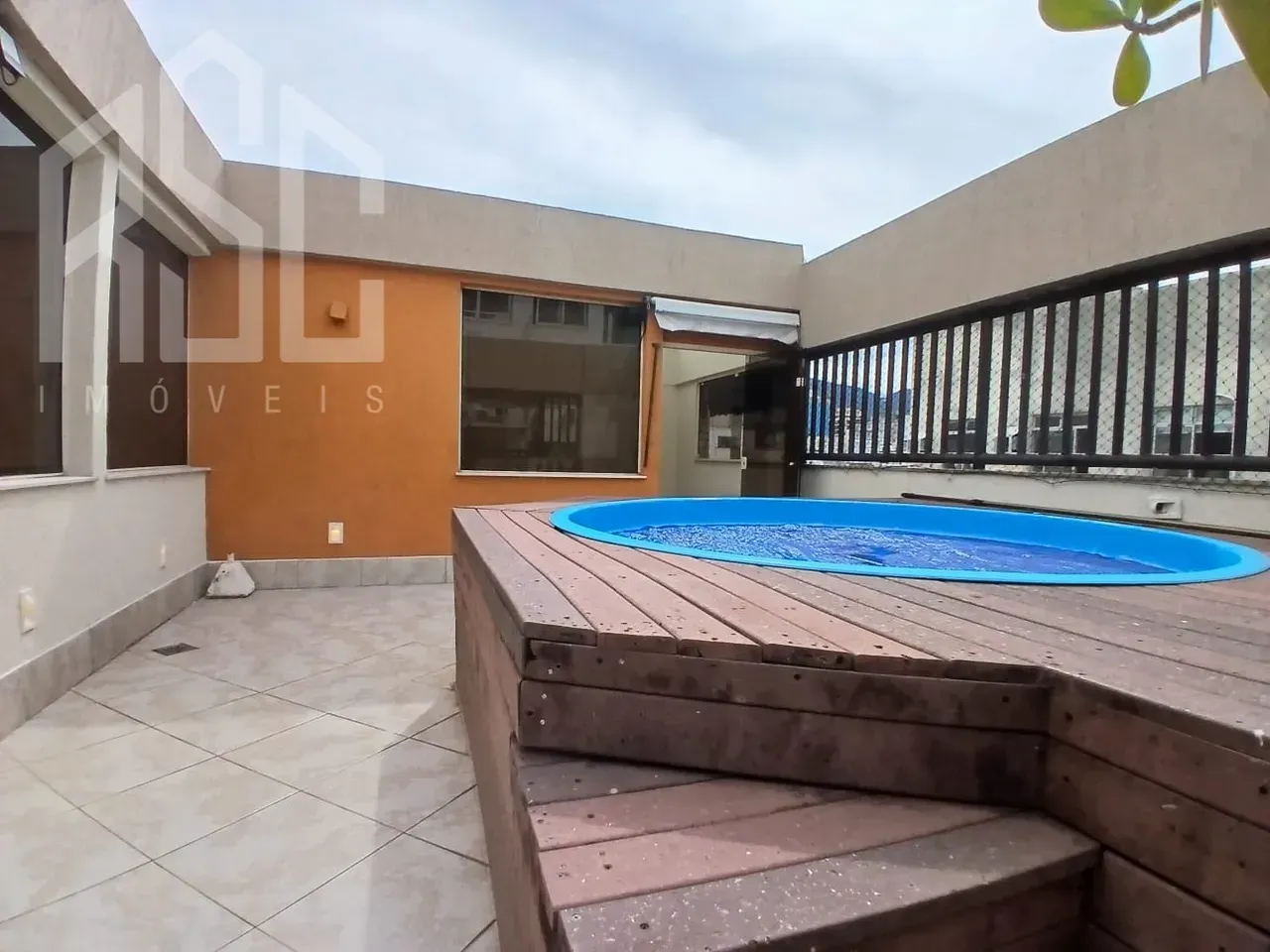 Balcony with a grill in a 2-bedroom apartment, 153 m² — photo 4