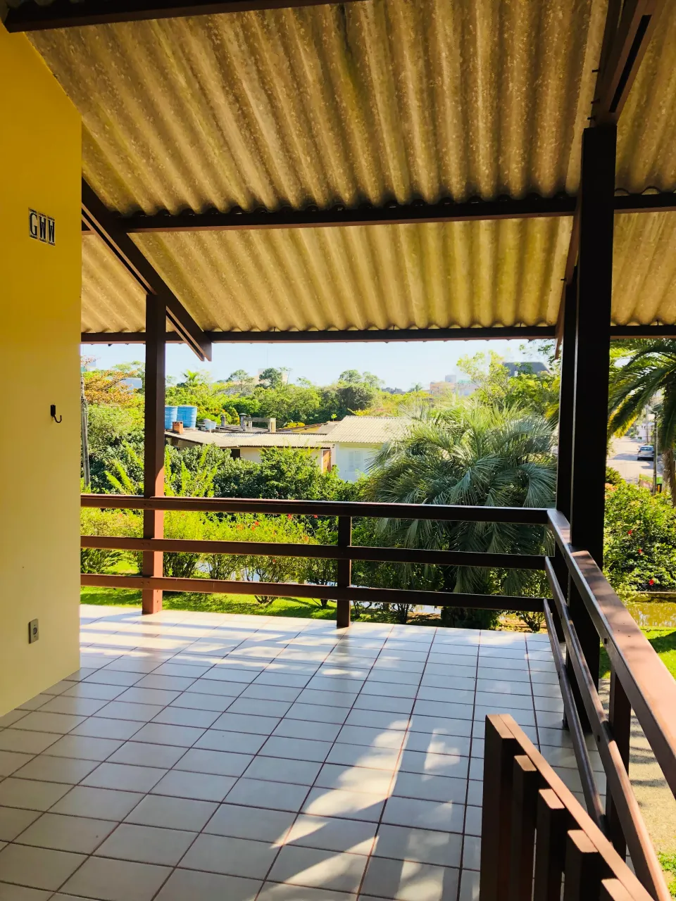 Casa mobiliada com 4 quartos e churrasqueira na varanda