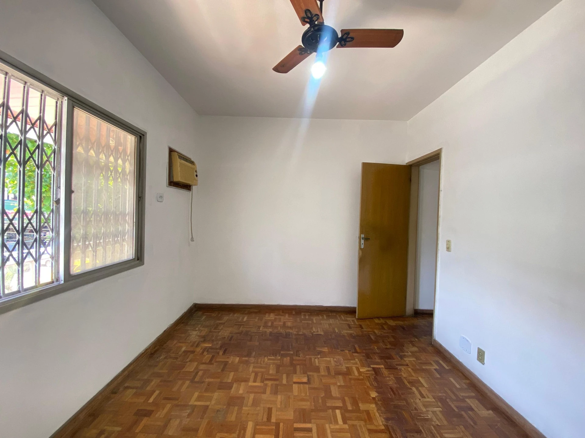 Apartment, 92 m², with wood or laminate floors — photo 18