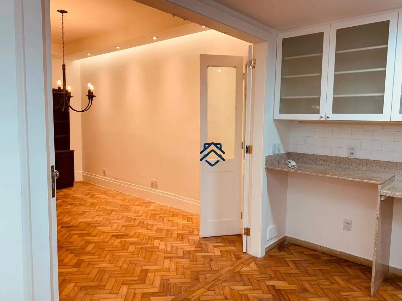 Walk-in closet in a 4-bedroom apartment, 180 m² — photo 7