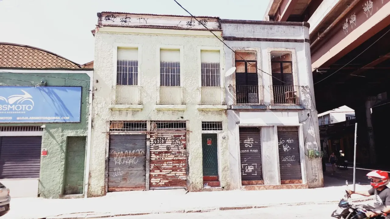 Unfurnished house with 5 bedrooms, 2 bathrooms, no parking