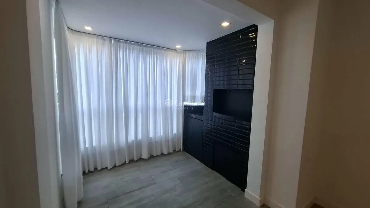 2-bedroom apartment with wood or laminate floors — photo 5