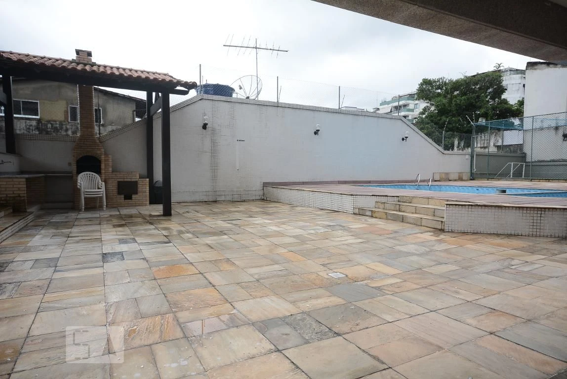 4-bedroom apartment in a building with a pool — photo 43