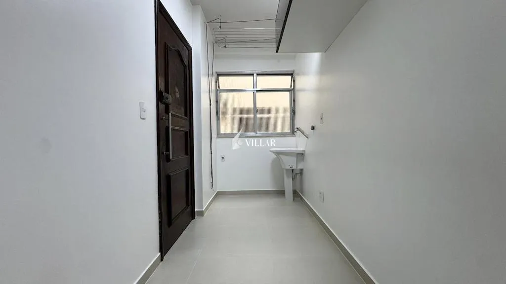Wood or laminate floors in a 3-bedroom apartment, 80 m² — photo 2