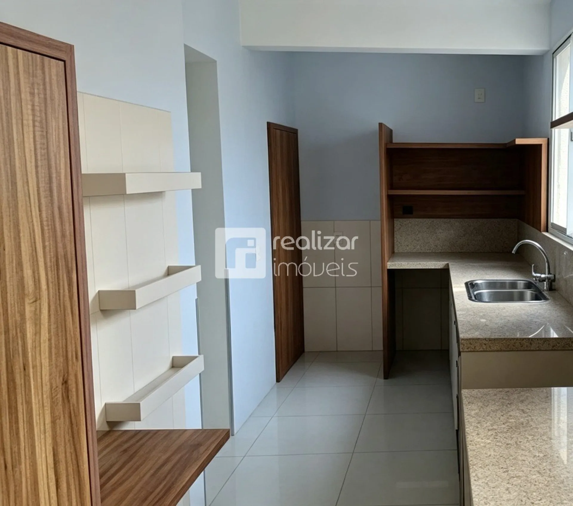 Apartment on the 11th floor with a water view — photo 2