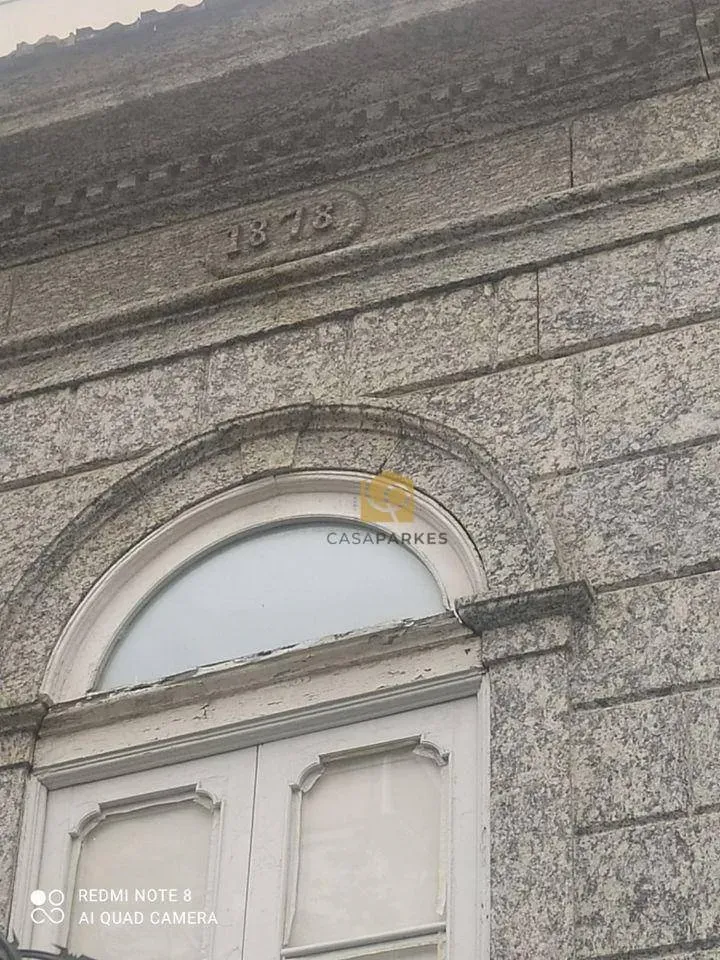 Casa com 2 dormitórios e piso de madeira na sala — photo 40