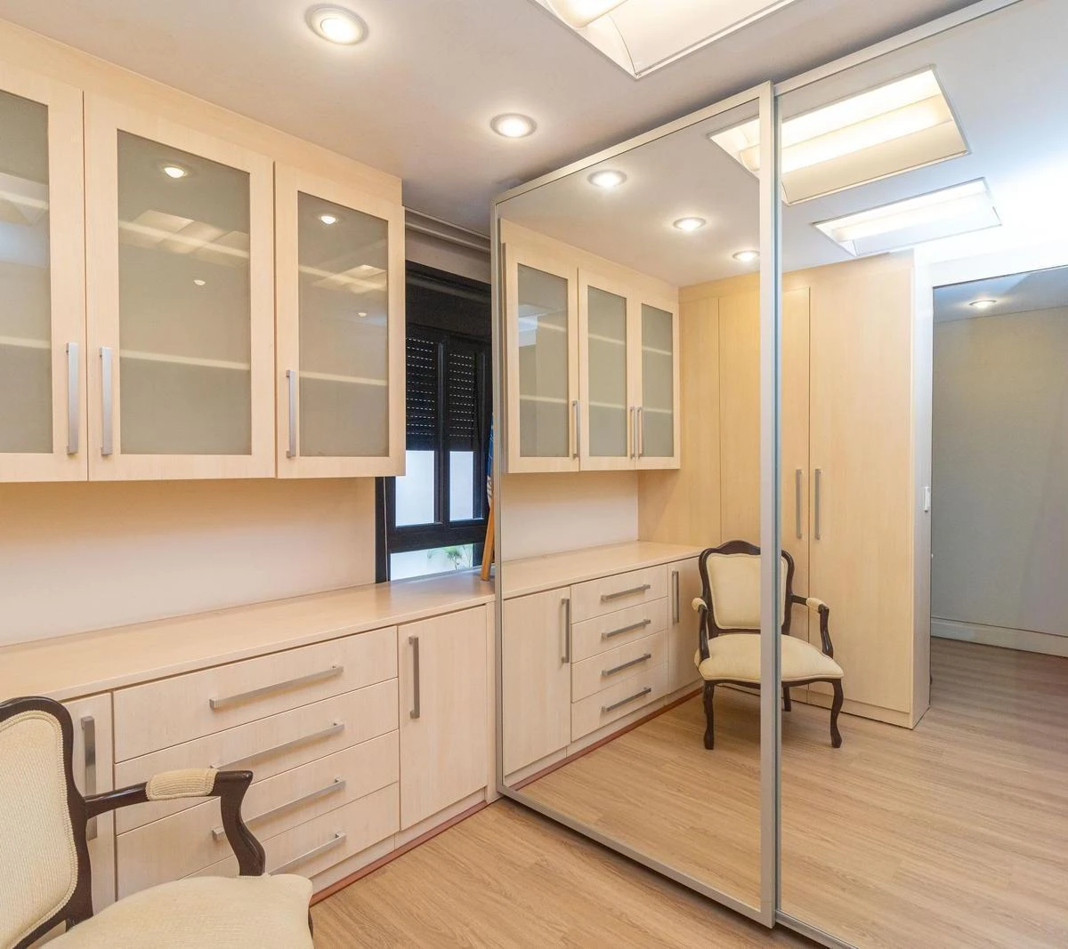 2-bedroom apartment with a bathtub in Curitiba — photo 30