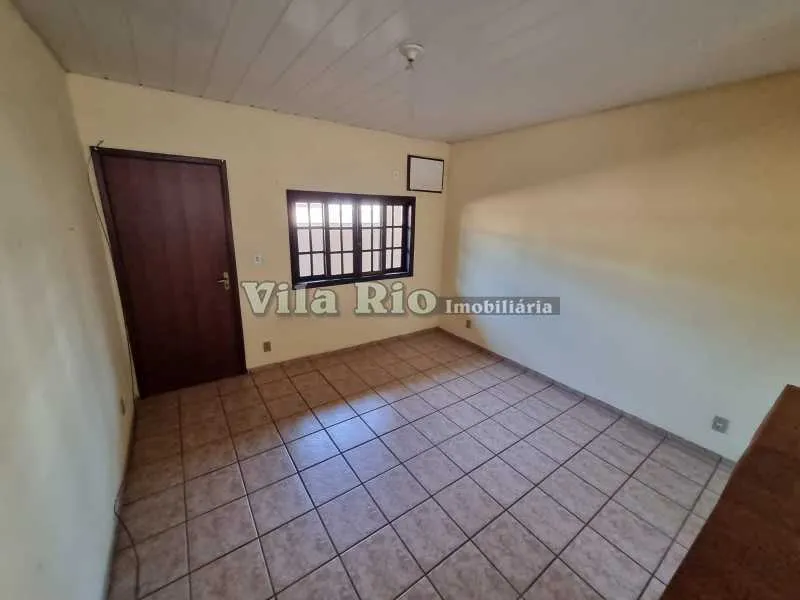 Unfurnished studio with kitchenette and glass shower