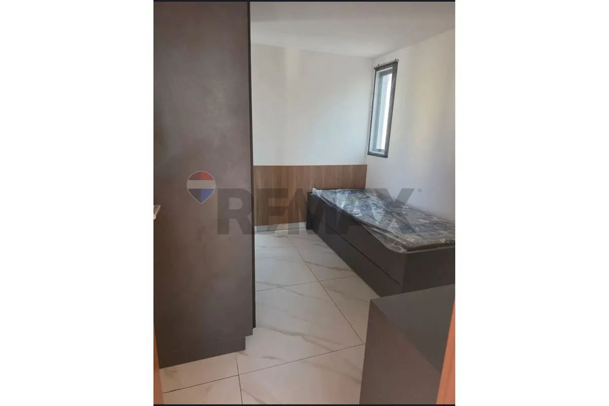 Квартира з 2 спальнями, у будинку є басейн — photo 15