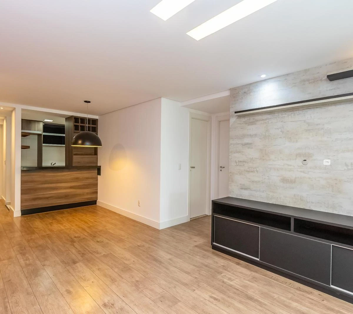 Квартира 71 м² с застеклённым балконом и панорамными окнами — photo 25