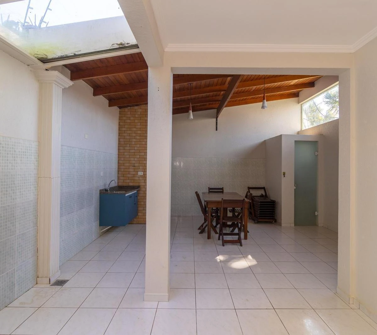 Walk-in closet in a 3-bedroom house, 140 m² — photo 6