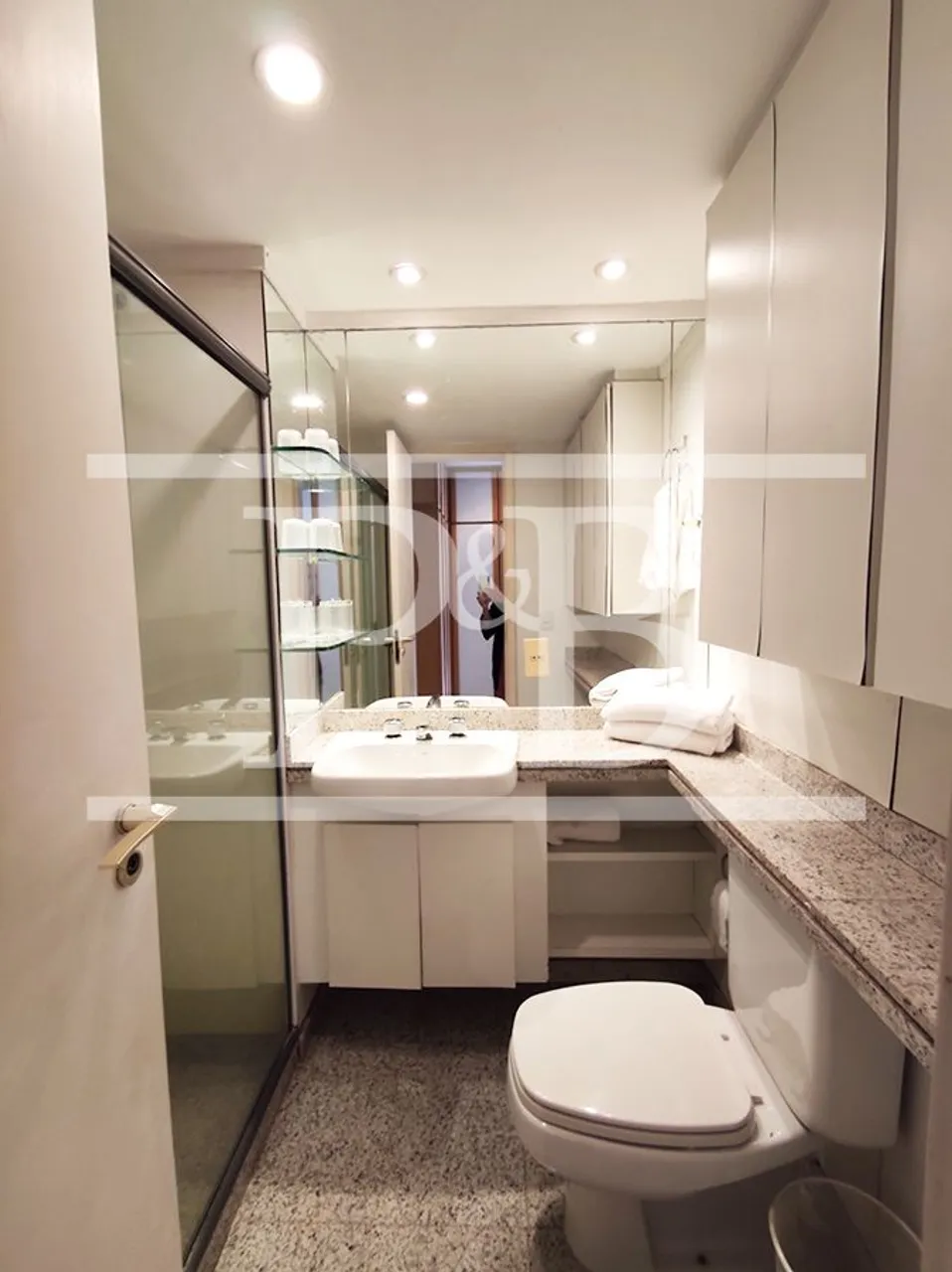 Furnished apartment with 2 bedrooms and an open-plan kitchen — photo 6