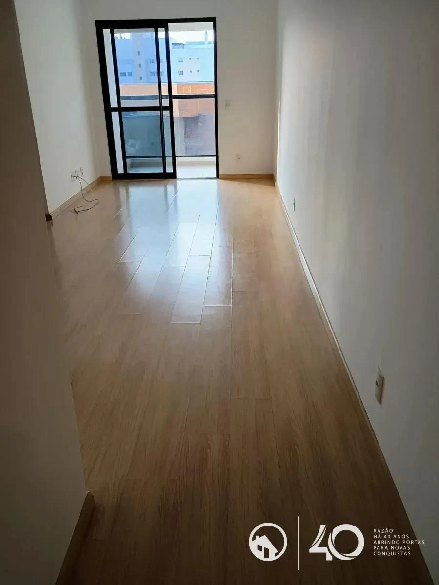 Wood or laminate floors in a 2-bedroom apartment, 70 m²