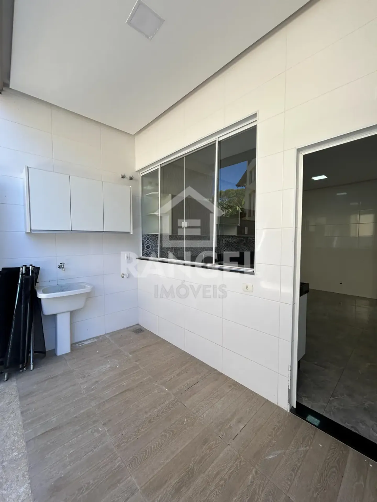 House, 350 m², with a grill on the balcony — photo 8