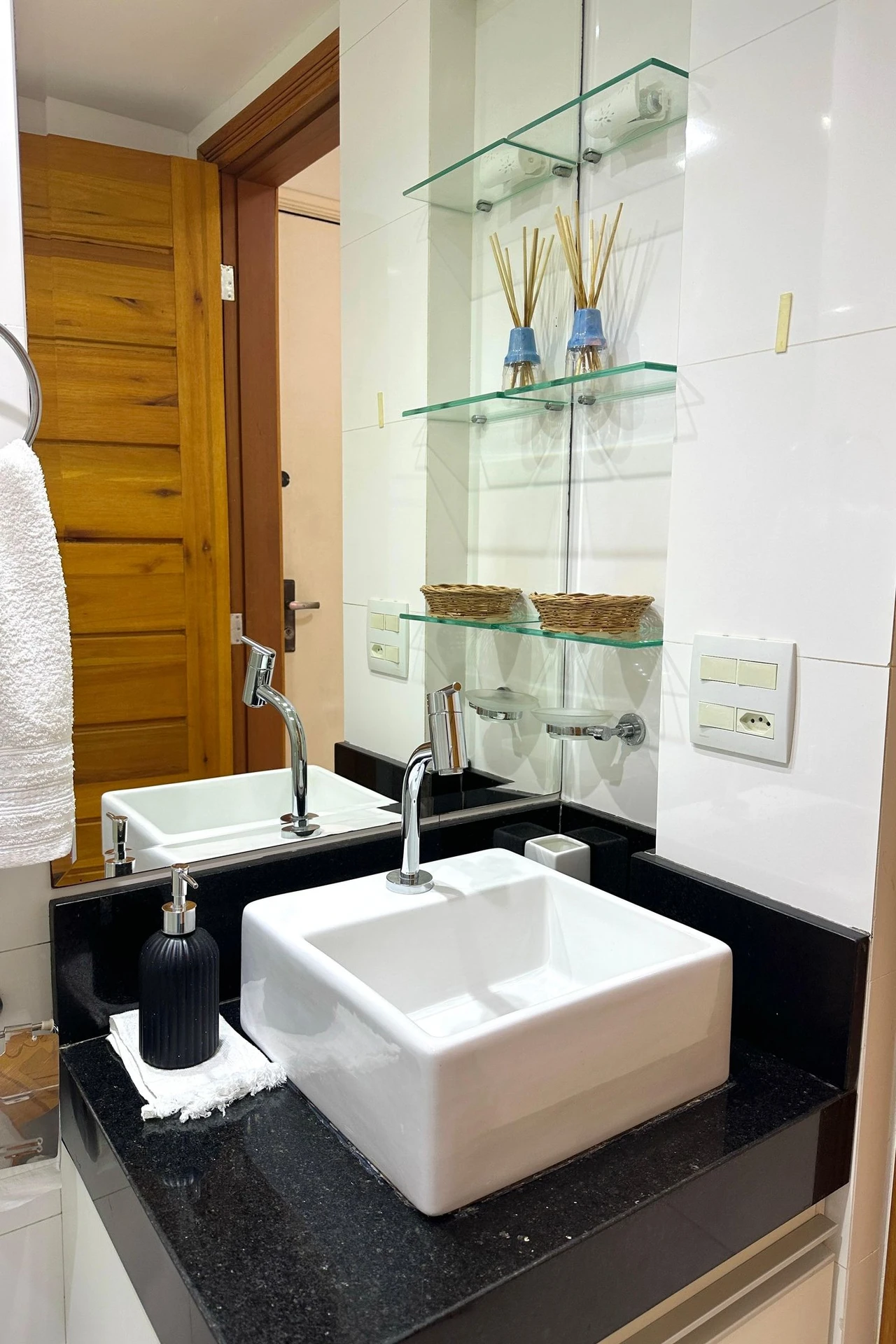 Мебльована квартира з 1 спальнею та відкритою кухнею — photo 2