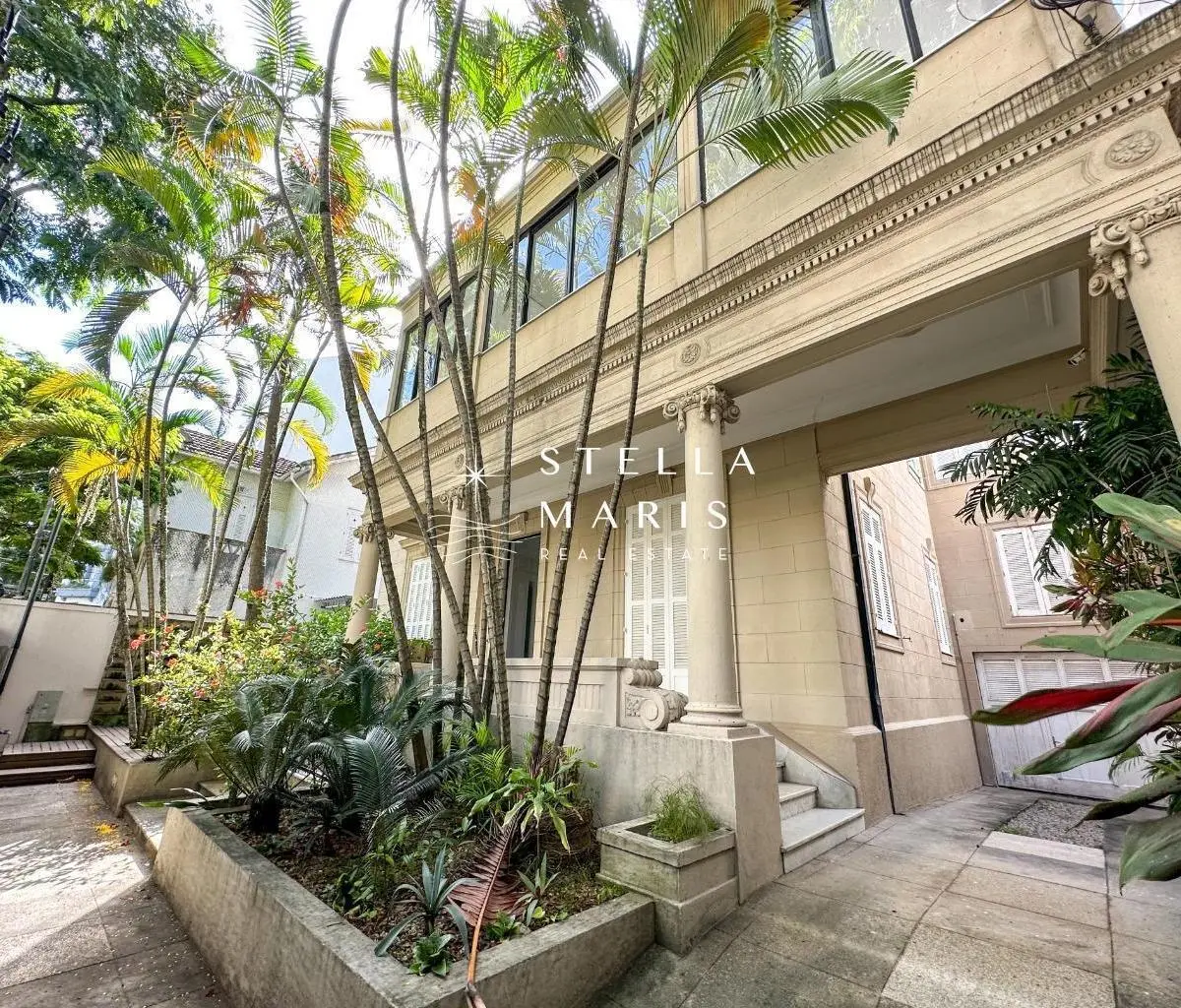 Glass-enclosed balcony in a 5-bedroom house, 402 m² — photo 11