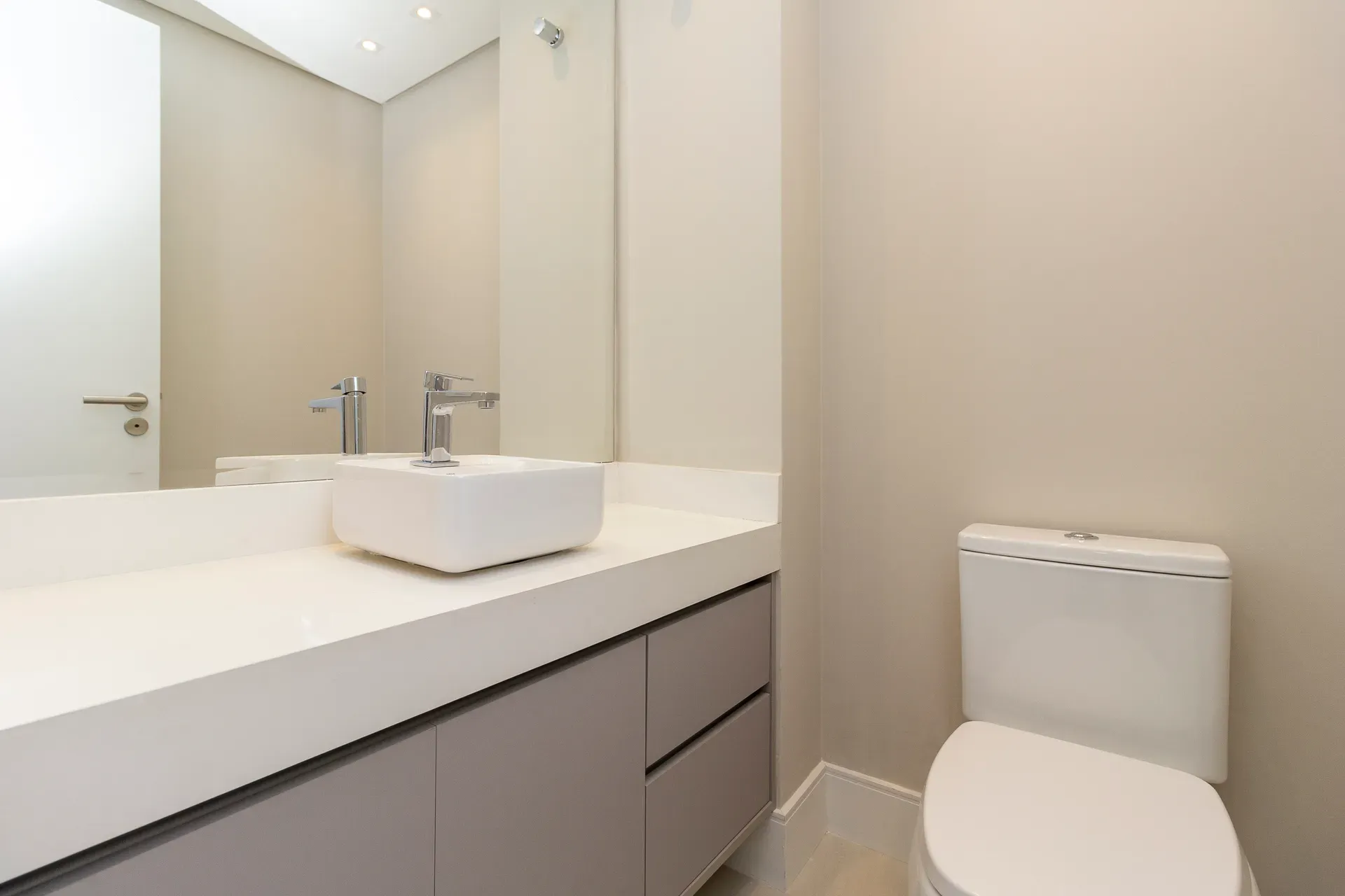 Unfurnished 4-bedroom apartment with 5 bathrooms — photo 76