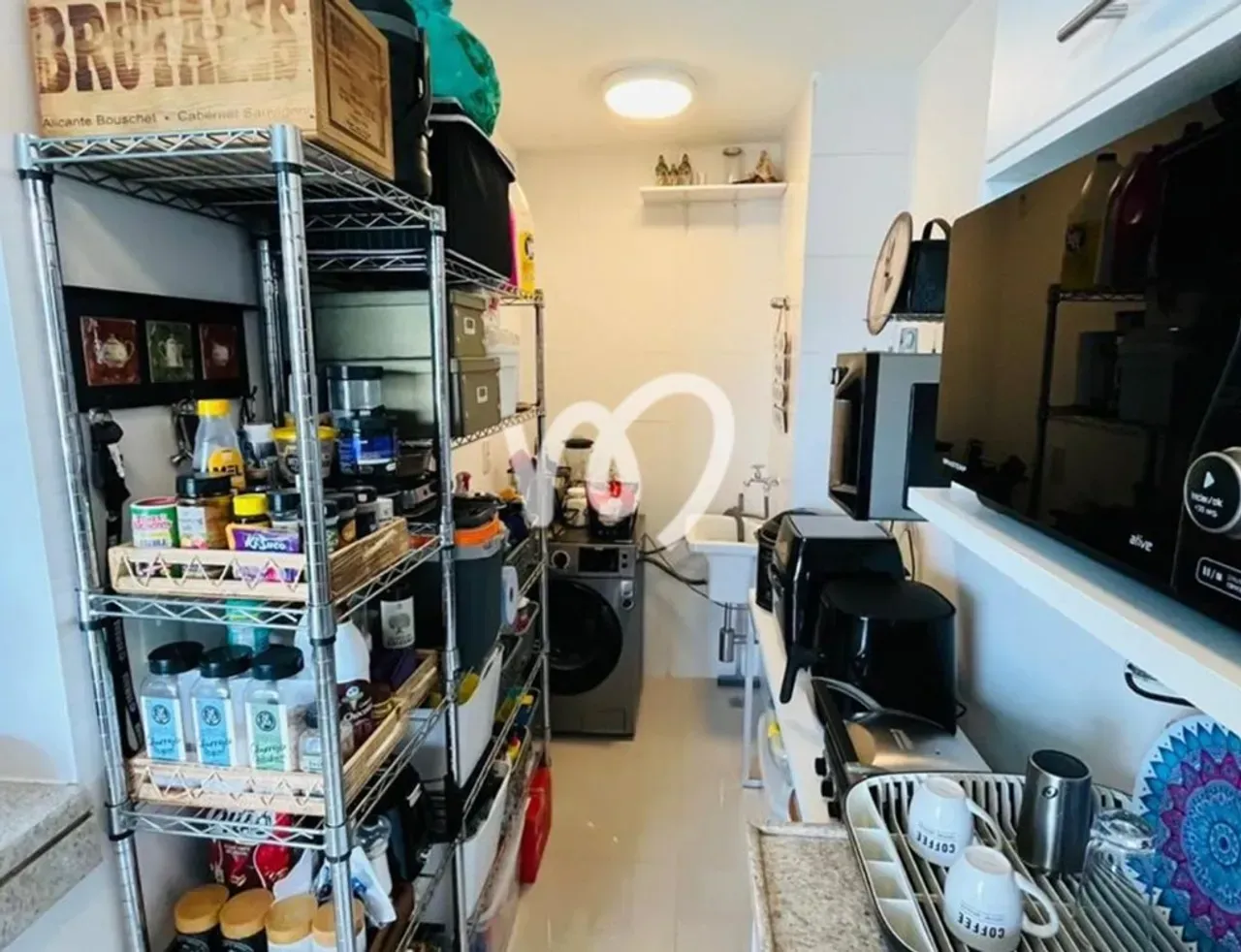 Furnished 2-bedroom apartment with open-plan kitchen — photo 3