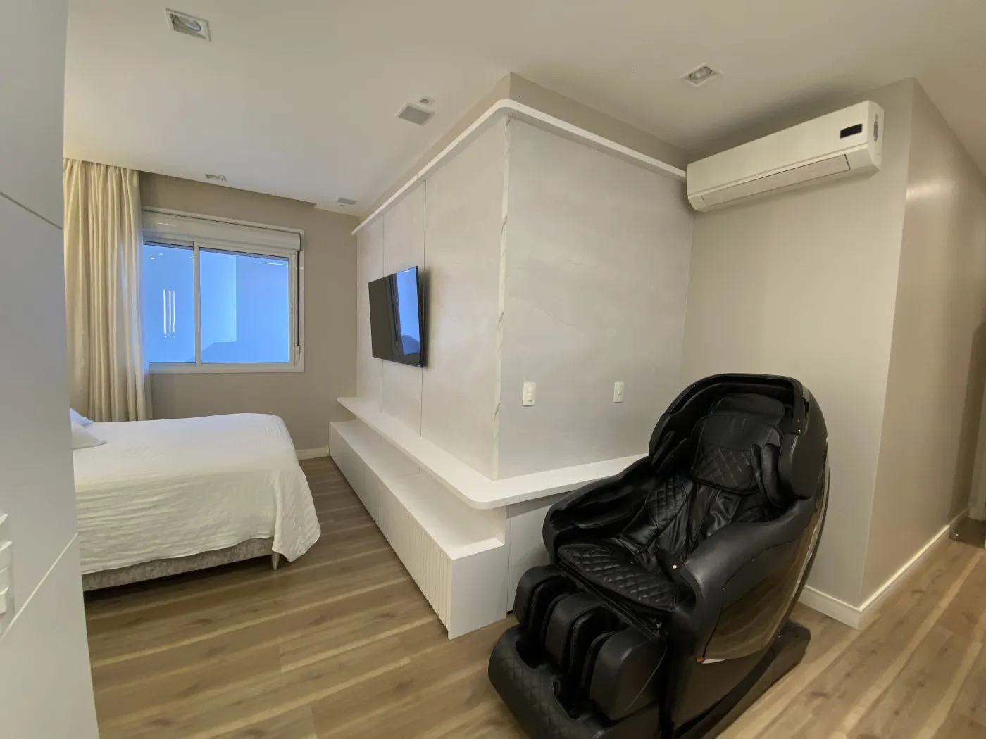 318 m² apartment with a bathtub and a water view — photo 41