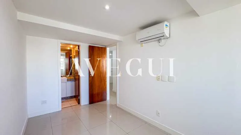 197 m² apartment with 4 bedrooms and a glass balcony — photo 21