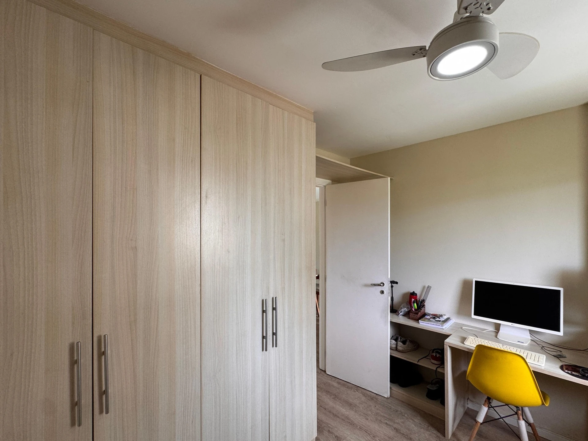Glass-enclosed balcony in a 3-bedroom apartment, 96 m² — photo 6